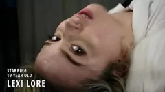 Oynat Diş telleriyle masum genç sarışın ilk porno deneyiminde içeri boşaldı