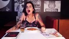 Oynat Ondan sonra çılgın bir adamla banyoda bir şekerlemede kamu seks