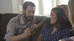 Redare Soțul își domină soția și sora vitregă într-o orgie de familie hardcore sălbatică, cu mui intense, călugări și acțiune de penis mare