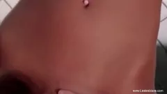 Abspielen Lesbisches Abenteuer: Glamouröse Blondinen, Brünetten und Rothaarige genießen eine nasse Masturbationssitzung mit Spielzeug