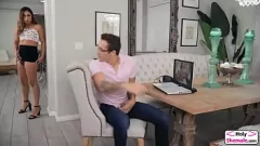 Jouer Vivi il paradiso delle trans per eccellenza mentre una trans sexy con le tette piccole si fa sfondare il culo stretto in questa azione anale hardcore!