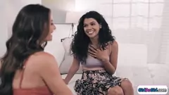 Jouer La tettona latina MILF Silvia Saige in un bollente rapporto a tre con la migliore amica Violet Starr e la coinquilina Harley Haze