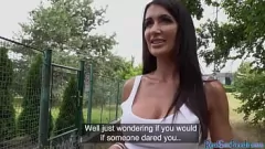 Odtwórz Cycata laska z wytatuowaną skórą zostaje podniesiona i zerżnięta w stylu na pieska na świeżym powietrzu