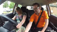 Redare O blondă euro devine futută public în timpul unei lecții de conducere cu instructorul ei