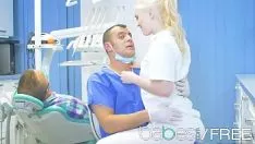 Jouer La giovane bionda lecca il suo cazzo e scopa con il dentista quando un paziente viene anestetizzato